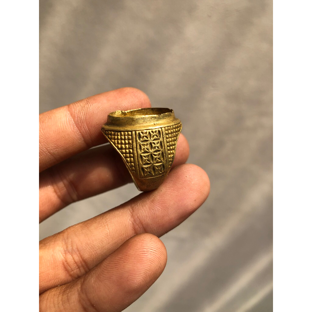 Emban  cincin akik tua