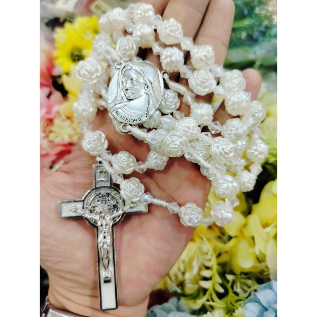 Rosario Dinding Mawar Putih Mutiara 12 mm Salib Benediktus