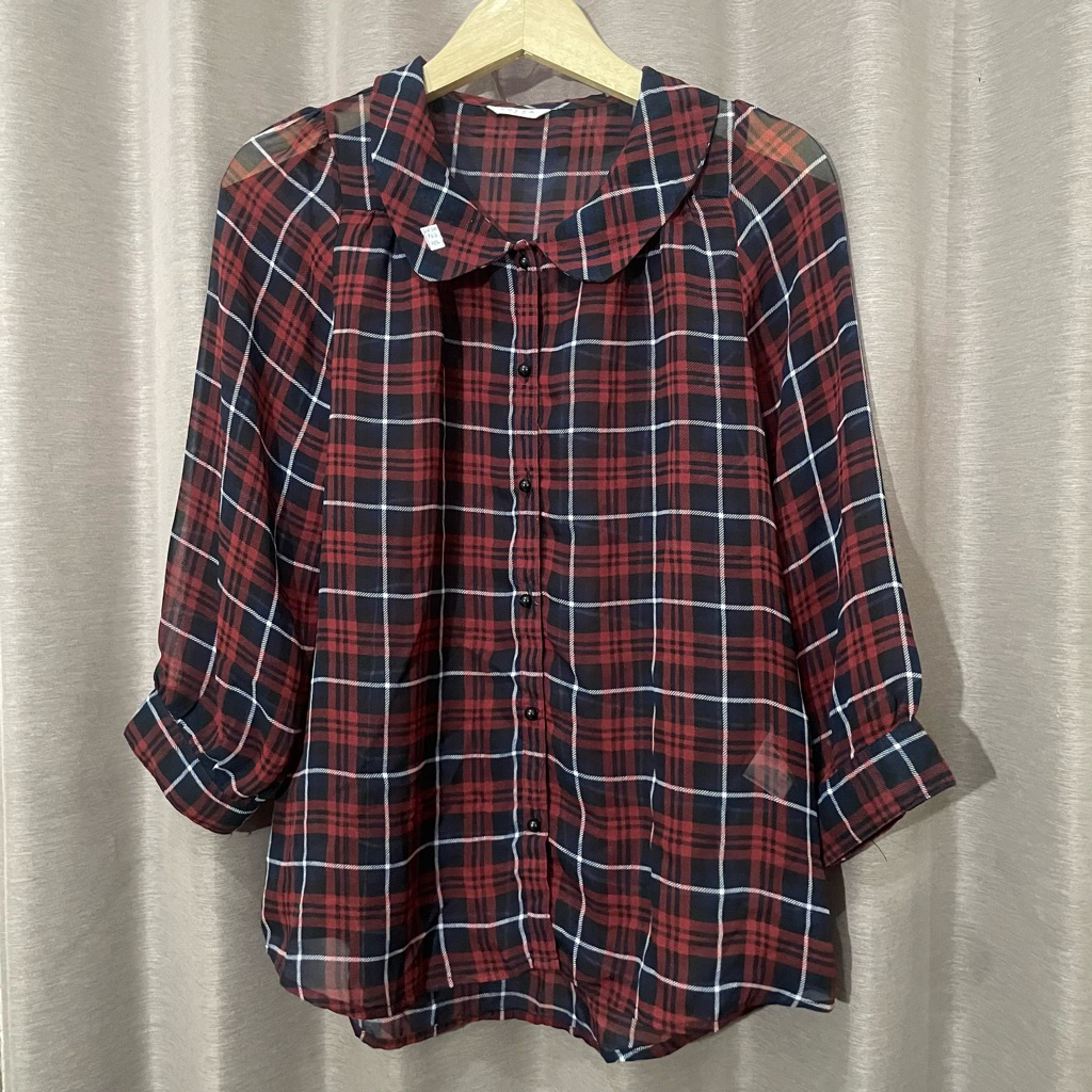 Kemeja Tipis Outer Kotak Merah Navy Wanita Casual Preloved