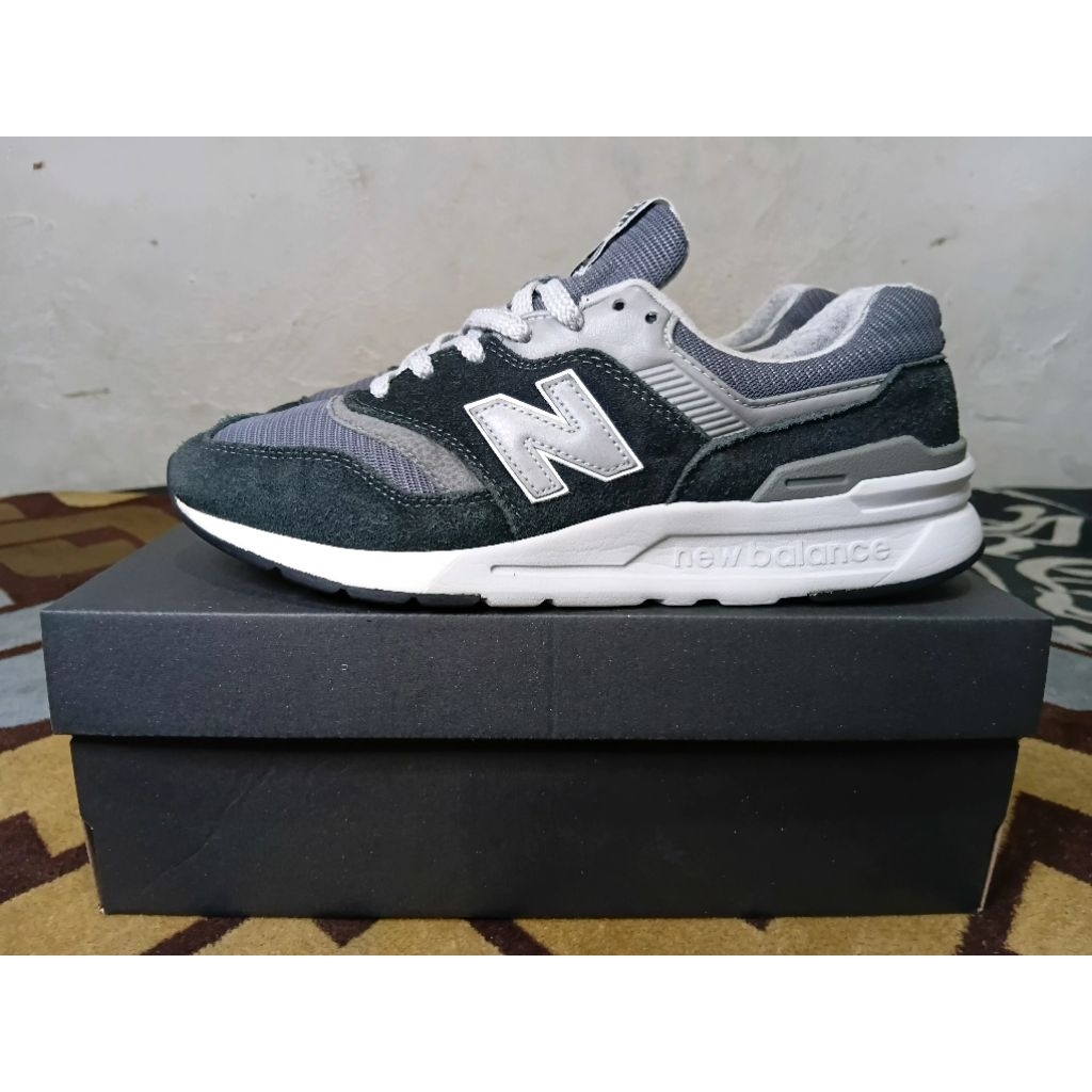 Sepatu NB 997H Black White