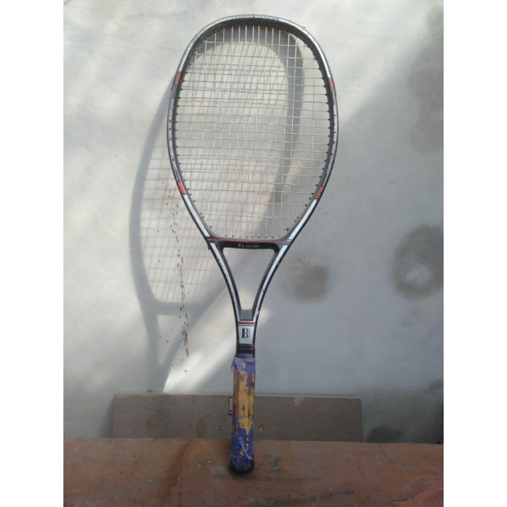 raket tenis vintage merek Boris Becker