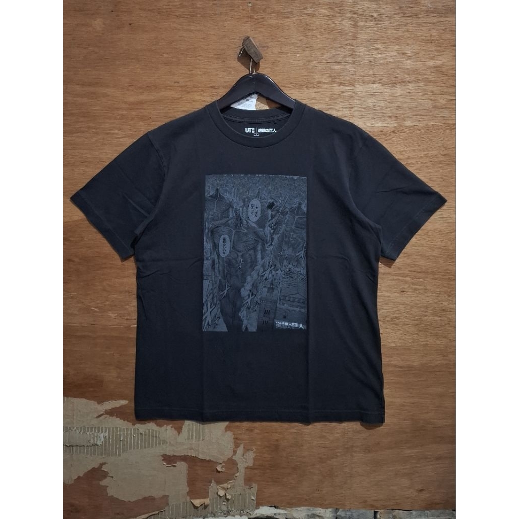 Kaos Katun Uniqlo UT AOT Size "L"