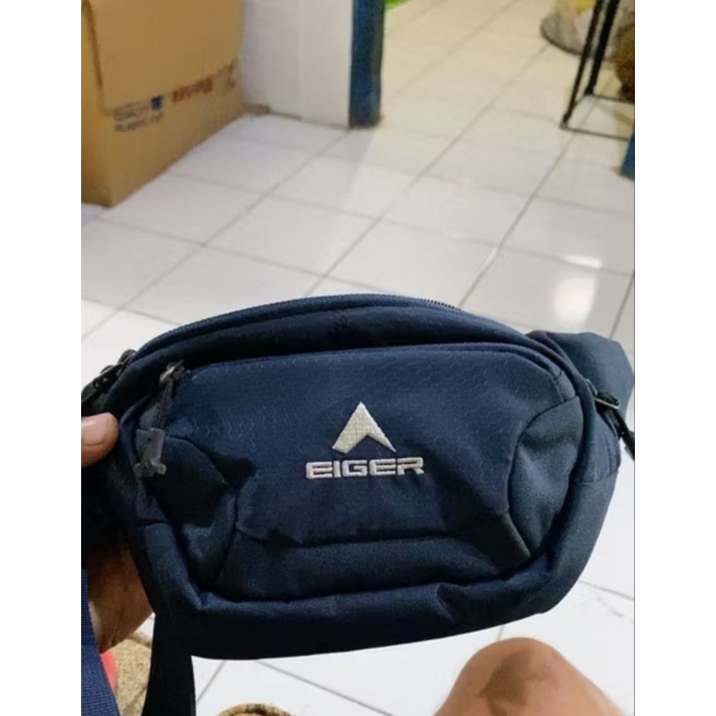 tas selempang eiger cevtrus navy uk 2 liter kondisi 99 %