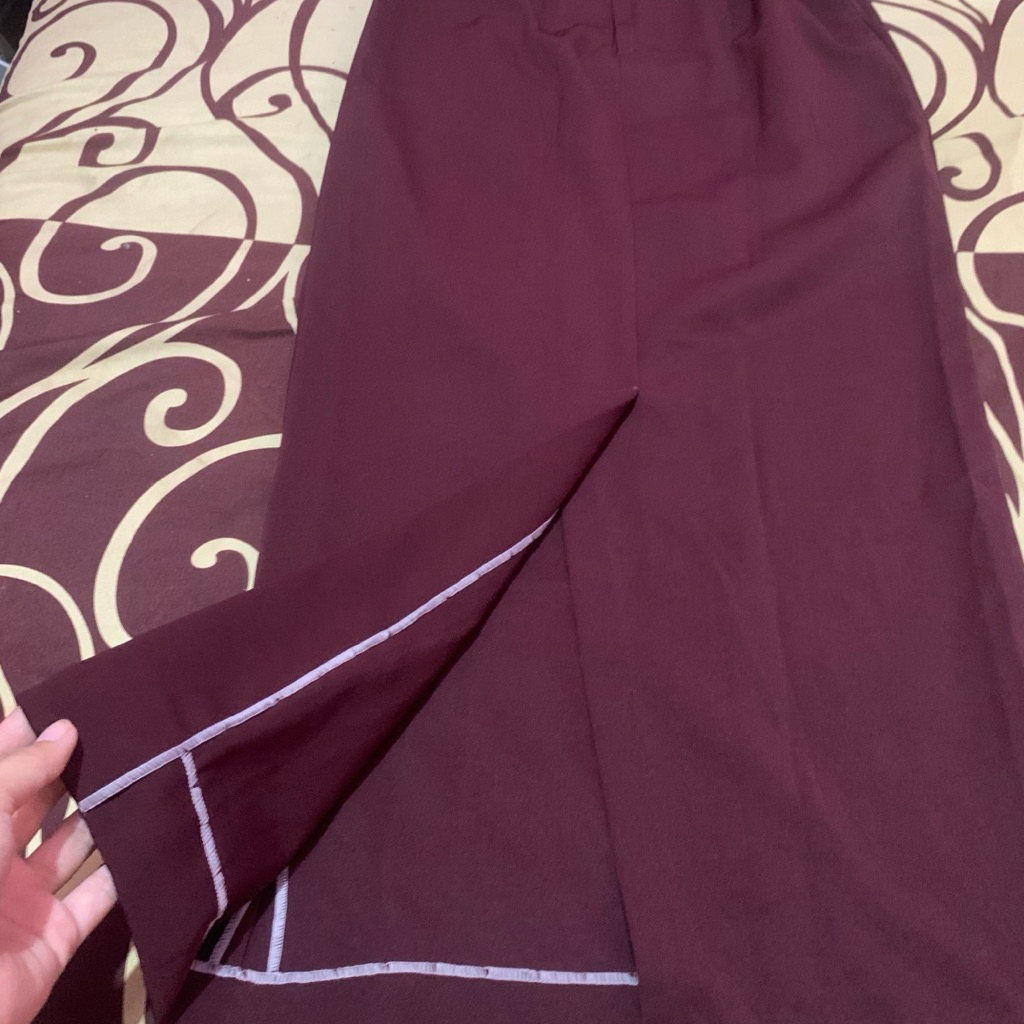 Preloved Rok Dasar Maroon/Burgundy Belah Belakang Bahan Tebal Licin Premium