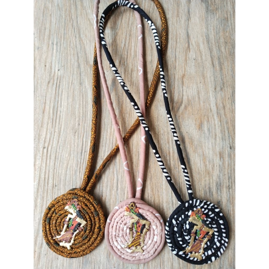 Kalung Batik Wayang