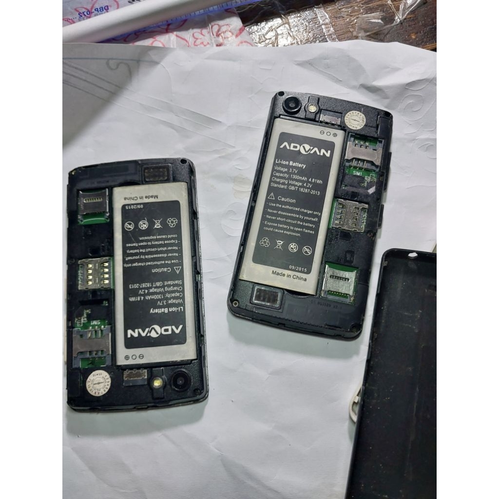 ADVAN.(ANDROID) 2 pcs hp  advan 1 pcs samsung.BEKAS NYALA BATRE LOWBAT ANGGAP BAHAN AJ.