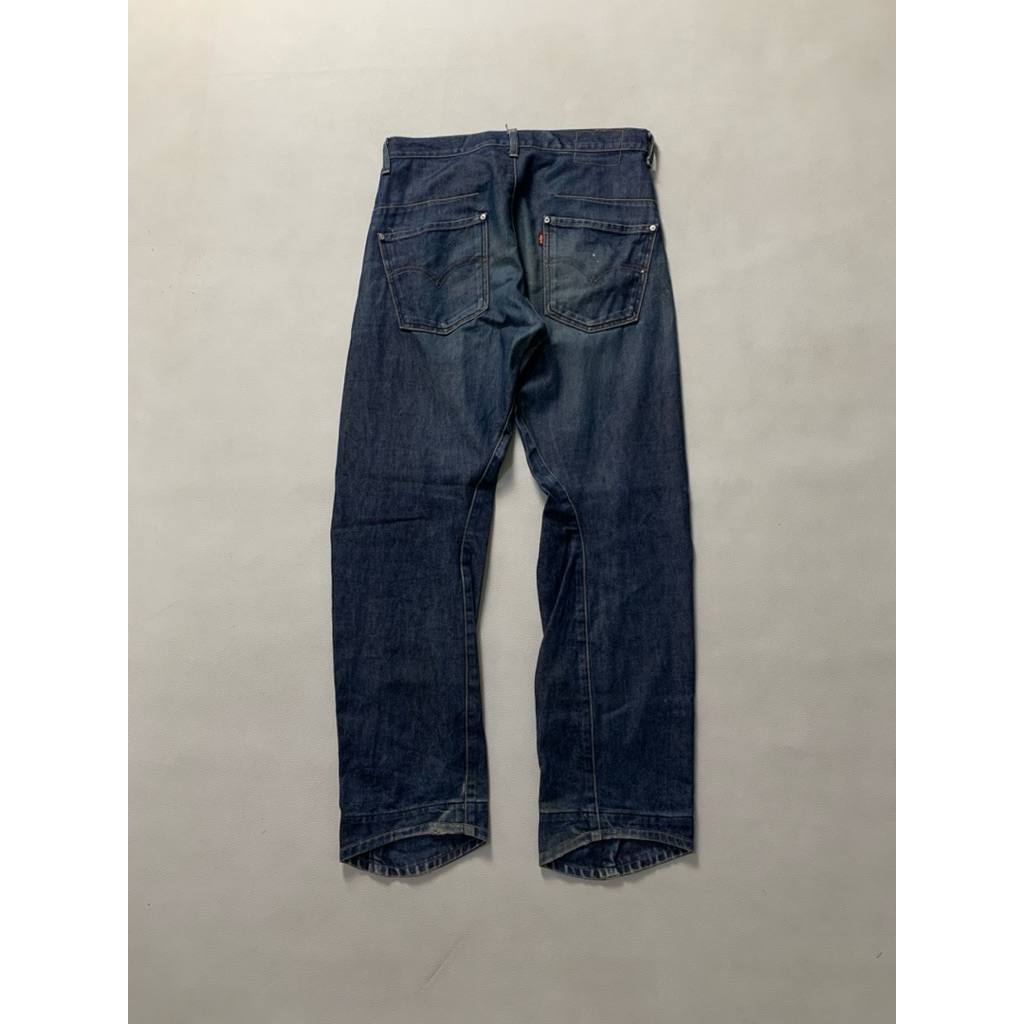 NV-354 2000s Levis engineered Twisted jeans   Size 32x32 Lebar pinggang 86cm Panjang 114cm Paha 60cm