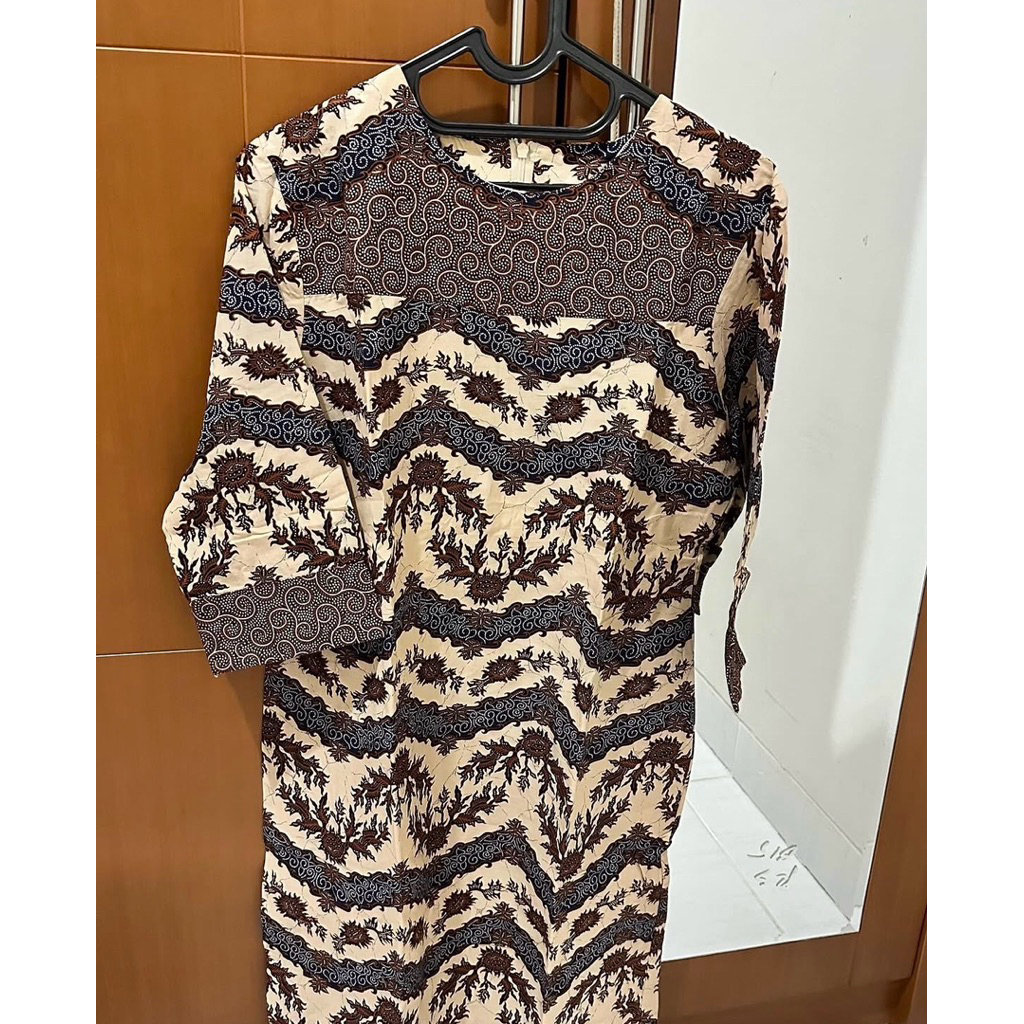 Dress Batik ZALORA Lengan Panjang Warna Cokelat Krem