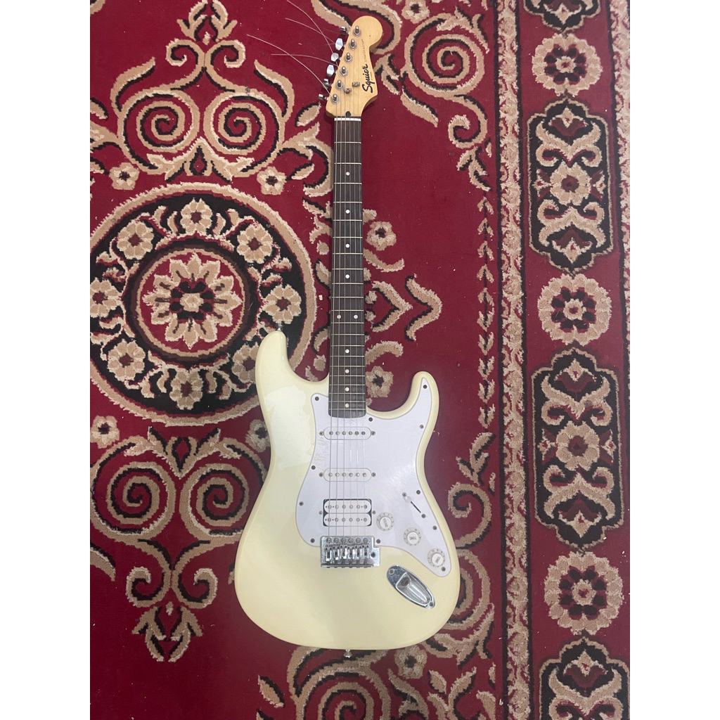 Squier Bullet Strat HSS LRL AWT