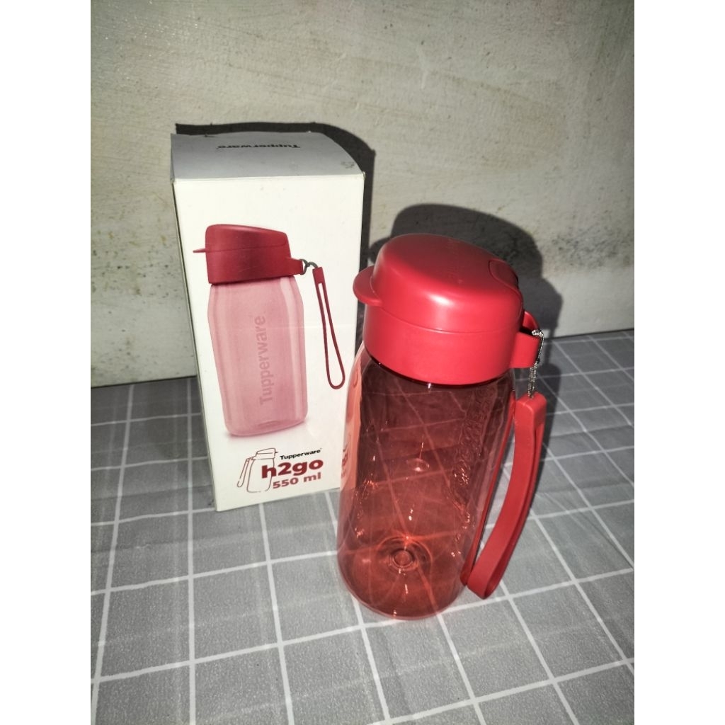 Tupperware H2Go dengan kapasitas 550 ml.