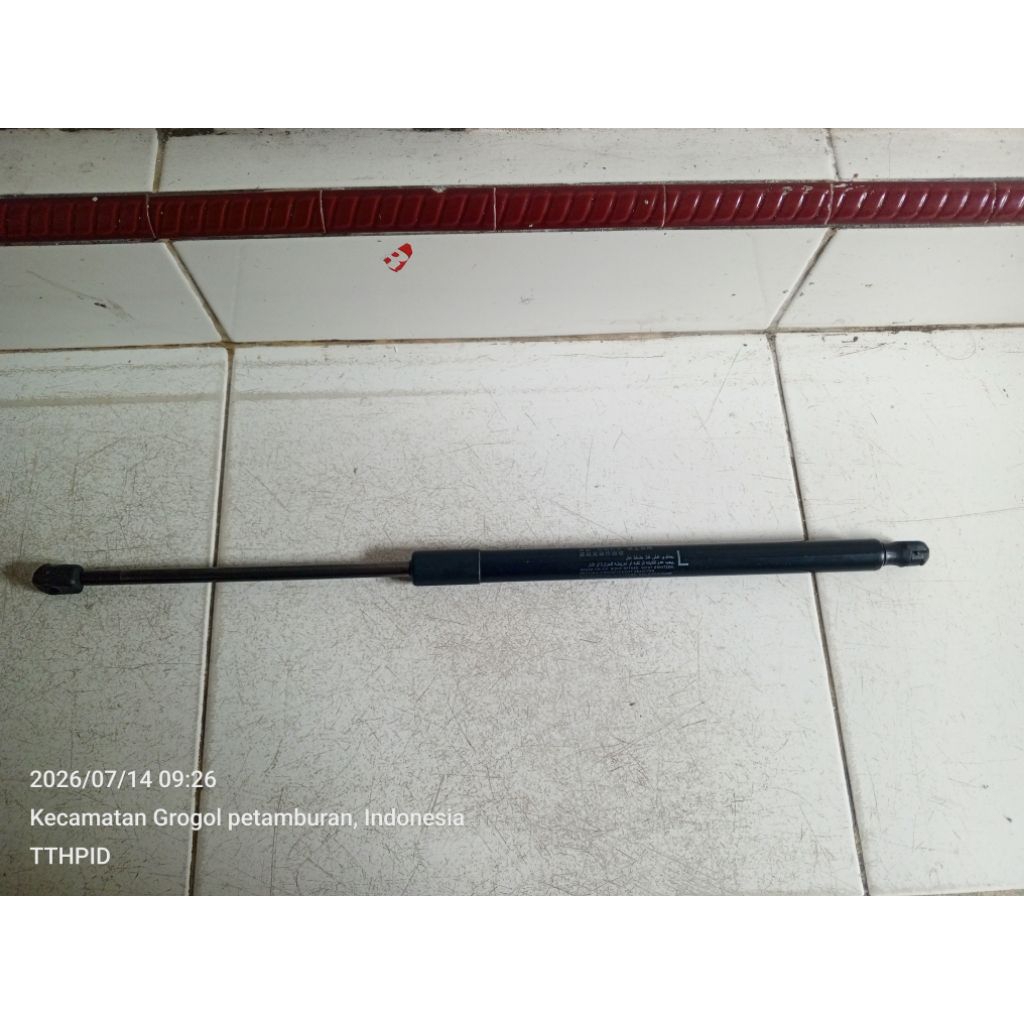 Shockbreaker Shock Hidrolik Pintu Bagasi Kijang Kapsul 7K LGX SGX Krista Bagian Kiri Second Bekas Co