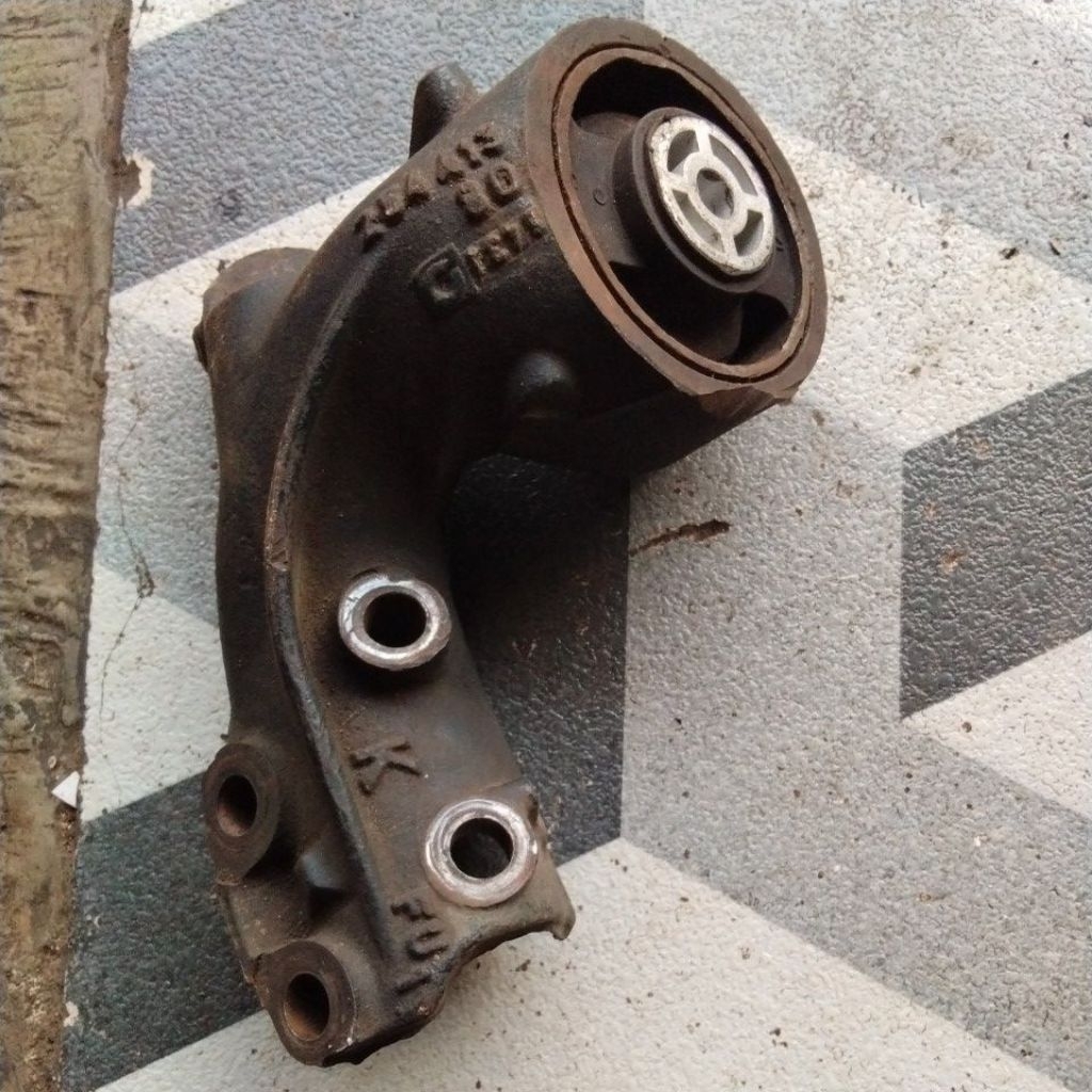 engine mounting kanan Peugeot 406 D8