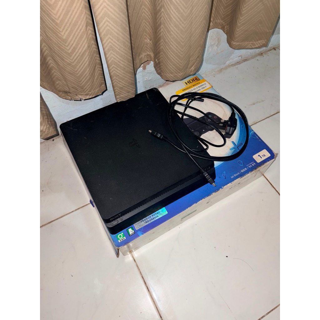 PS4 Slim Original Sony 1TB (bekas) - No Stik, No Game