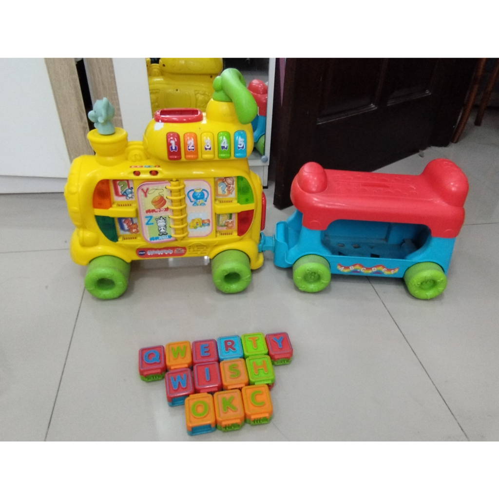VTech Sit-to-Stand Alphabet Train,Floor Play Mode (bermain di lantai)  Walker Mode (dorongan untuk b