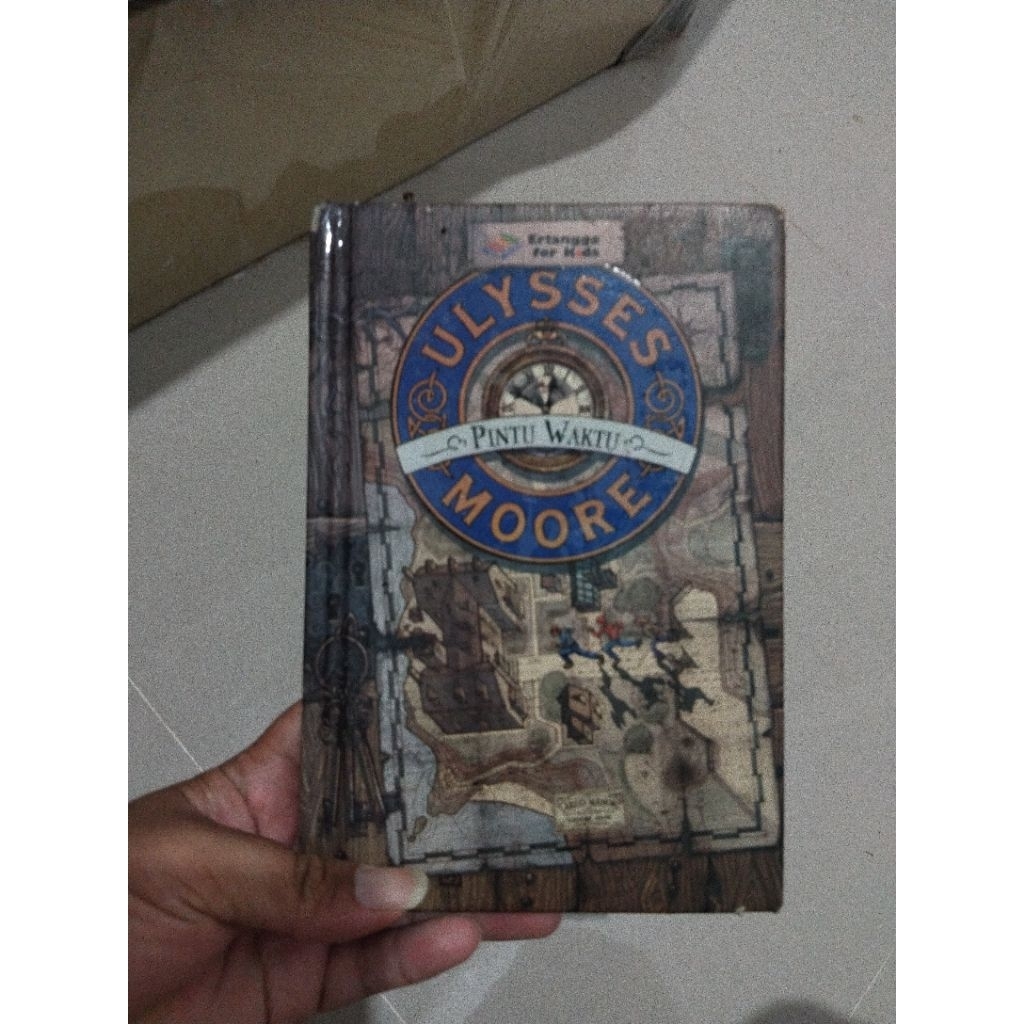 Novel Ulysses Moore #1: Pintu Waktu (Hardcover)