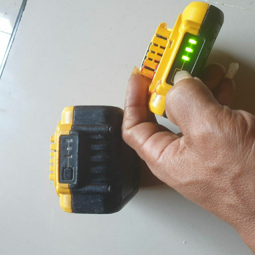 baterai dewalt 4 ah dan 2 ah