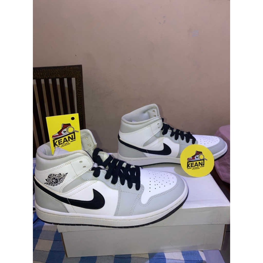 Nike Air Jordan 1 Mid "Light Smoke Grey" (Women's) Second Like New