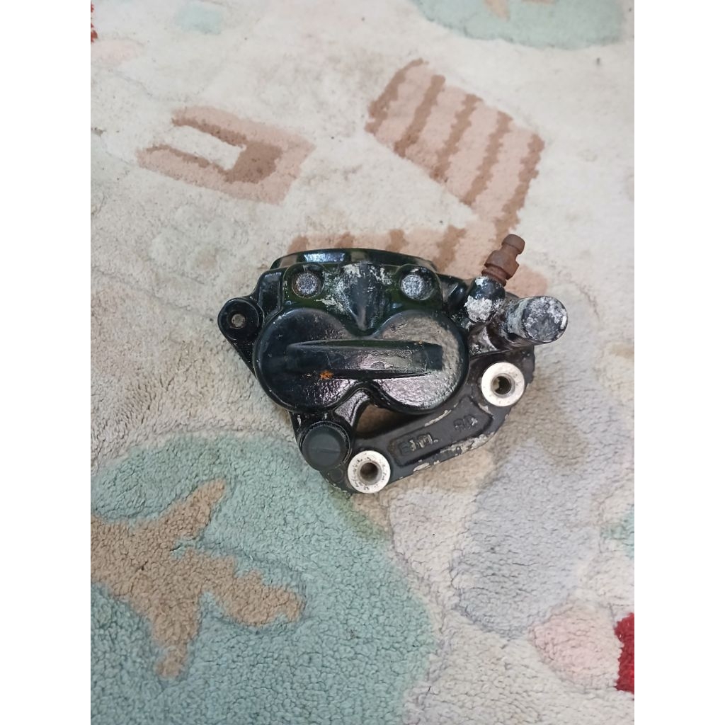 Kaliper rem depan Bajaj pulsar 135 Second lepasan