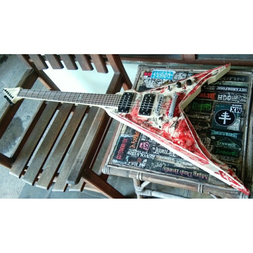 Flying V Gitar Legator