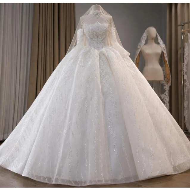 Wedding dress dengan motif bunga dan taburan mutiara