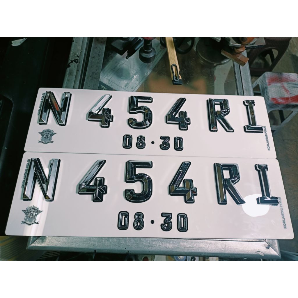 plat mobil huruf timbul