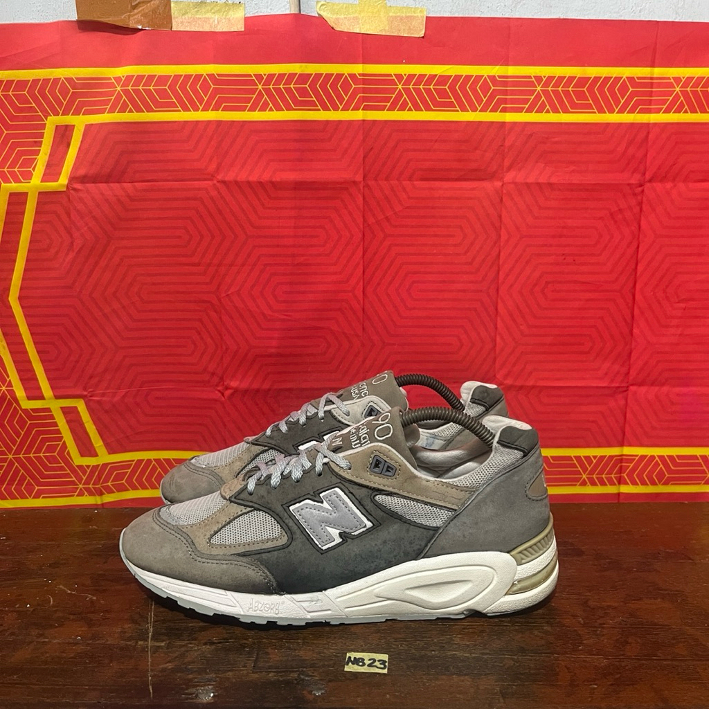 Sepatu New Balance 990v2 size 42