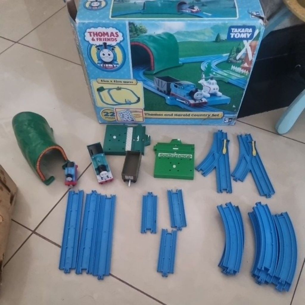 pelved: thomas & harold country set