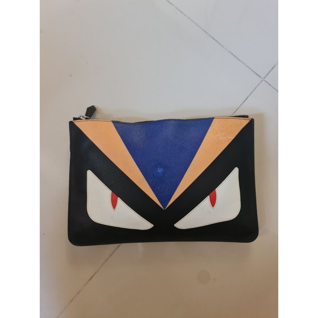 321. Fendi Calfskin Monster Eyes Multi Color Clutch Hand Bag Men Pria Black
Preloved
Leather Kulit A