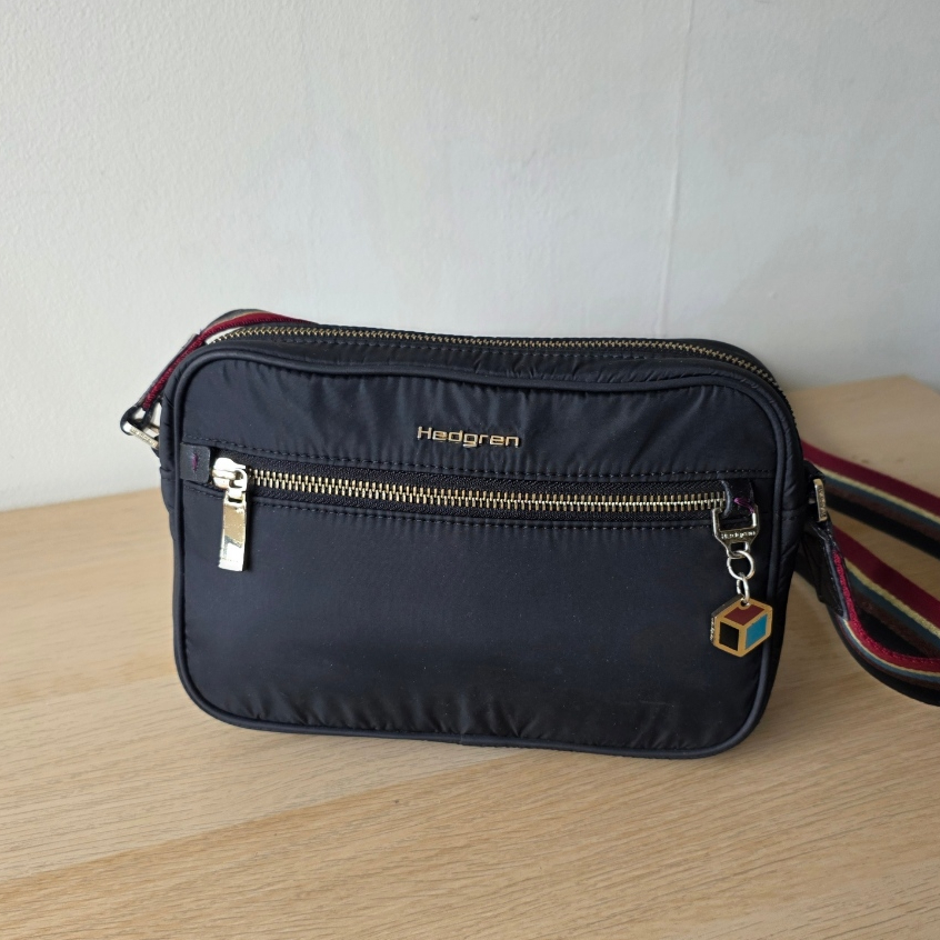 Tas Selempang Wanita Hedgren Hitam Sling
