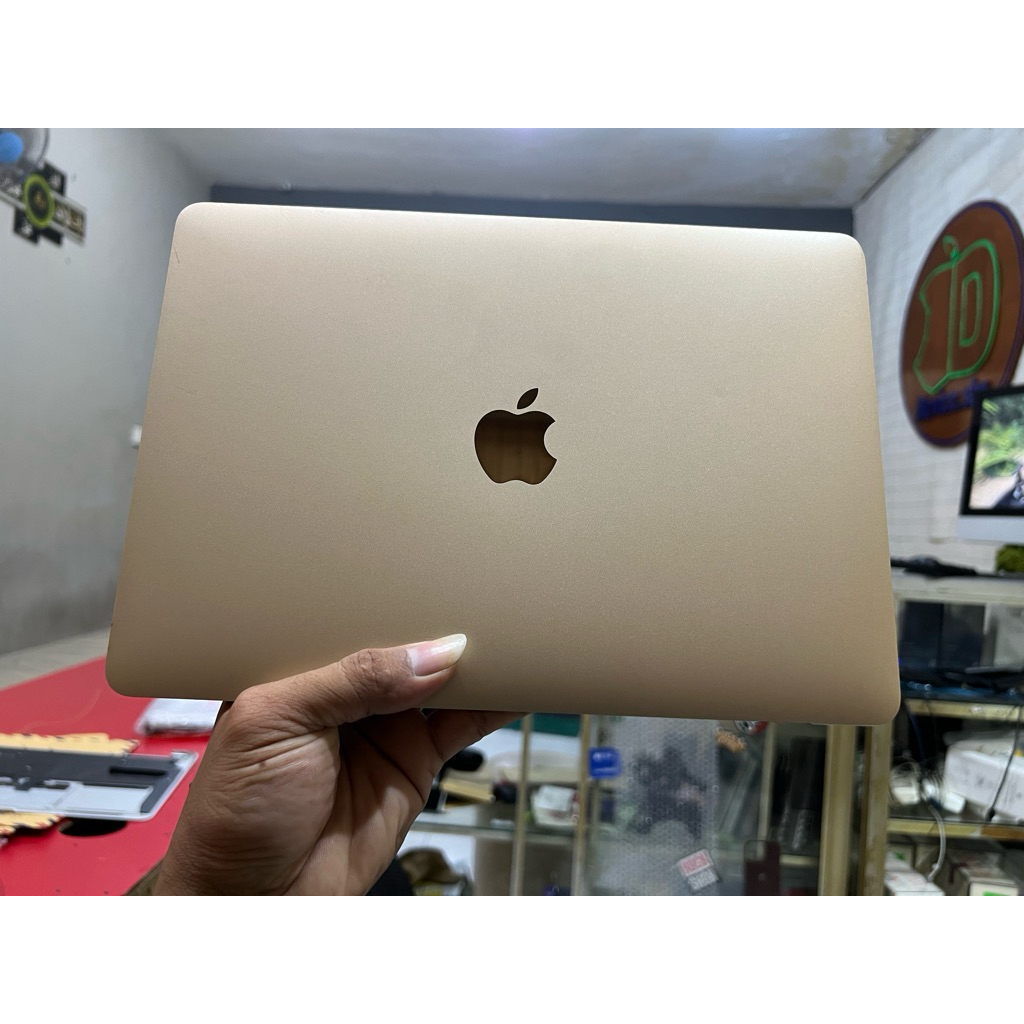 Laptop Apple MacBook warna emas bekas kondisi matot