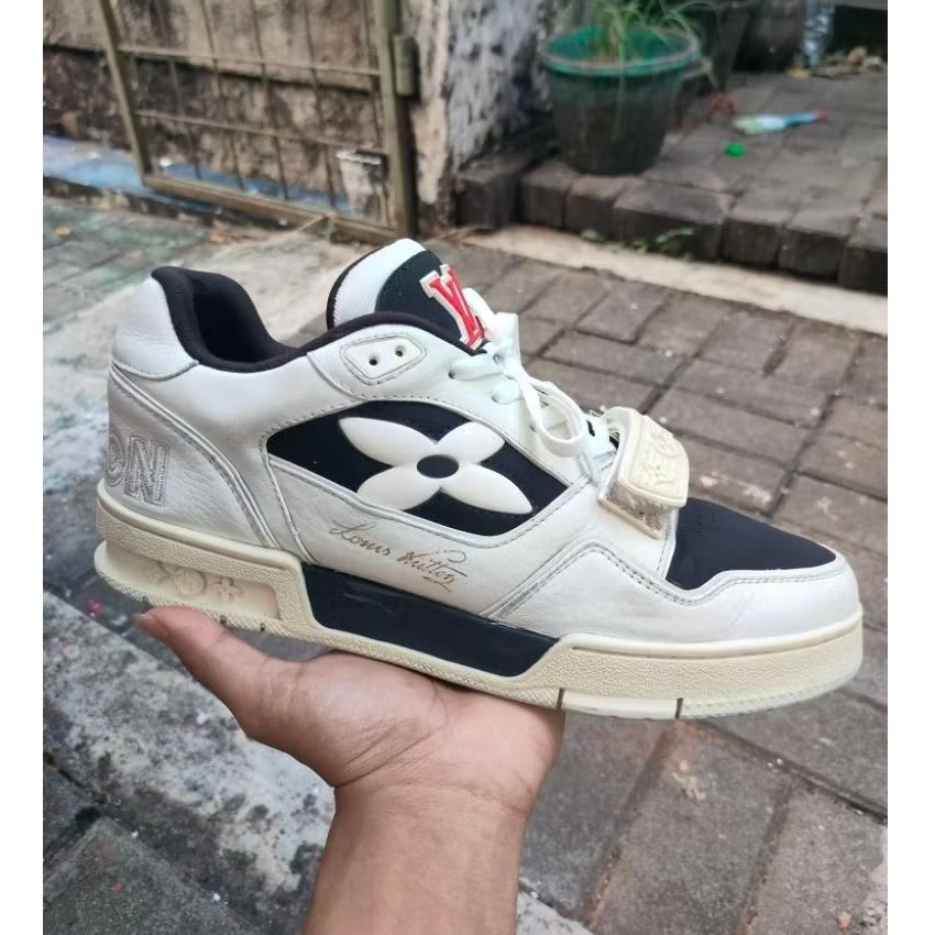 sepatu second LV Trainer