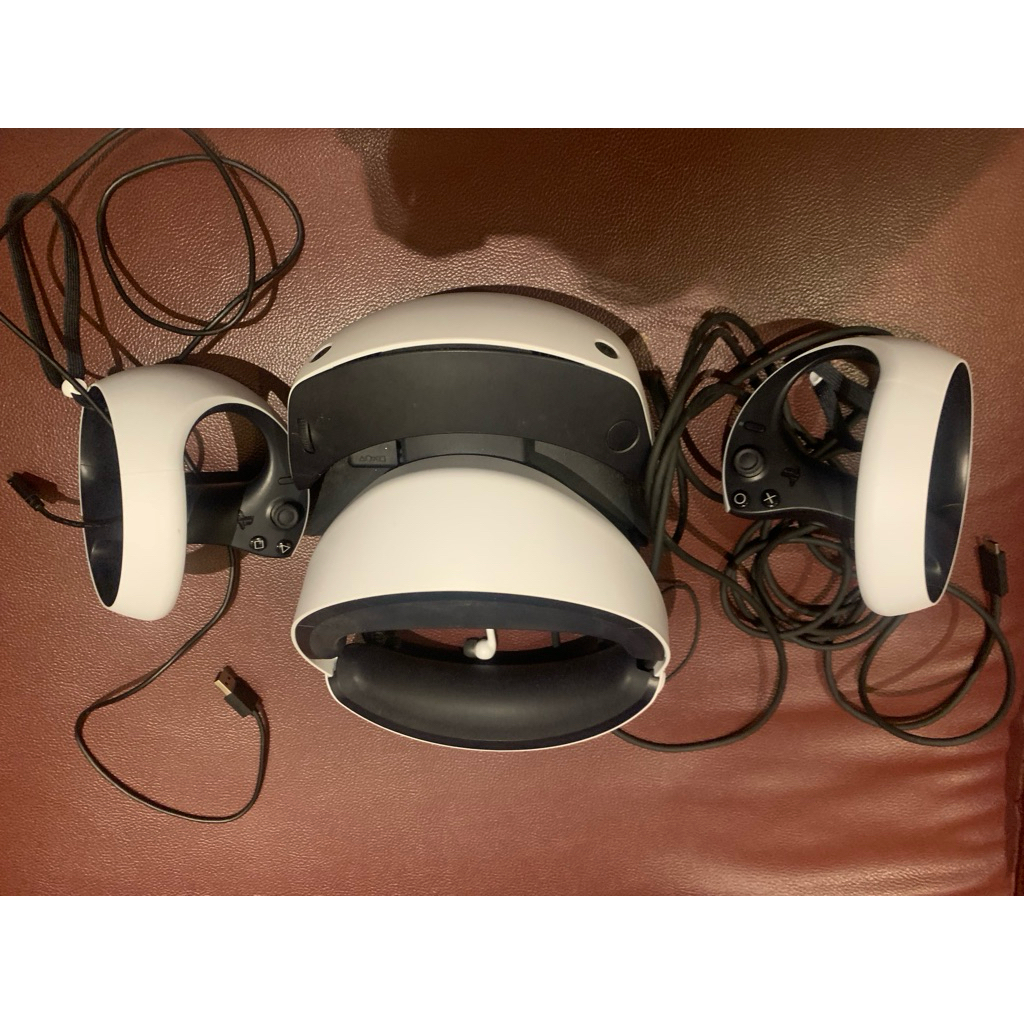 Headset VR putih dengan 2 controller dan tali kabel untuk mainan virtual reality