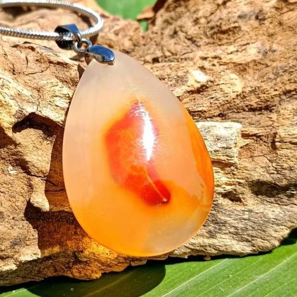 Kalung Liontin Batu Alam Asli Orange Chalcedony Cempaka Kristal Titanium Anti Karat Wanita Unik Aest