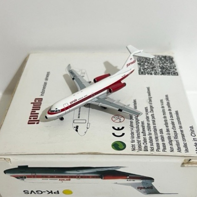 Diecast Pesawat Garuda Indonesia Fokker F-28 PK-GVS Retro Livery by AeroClassics 1:400