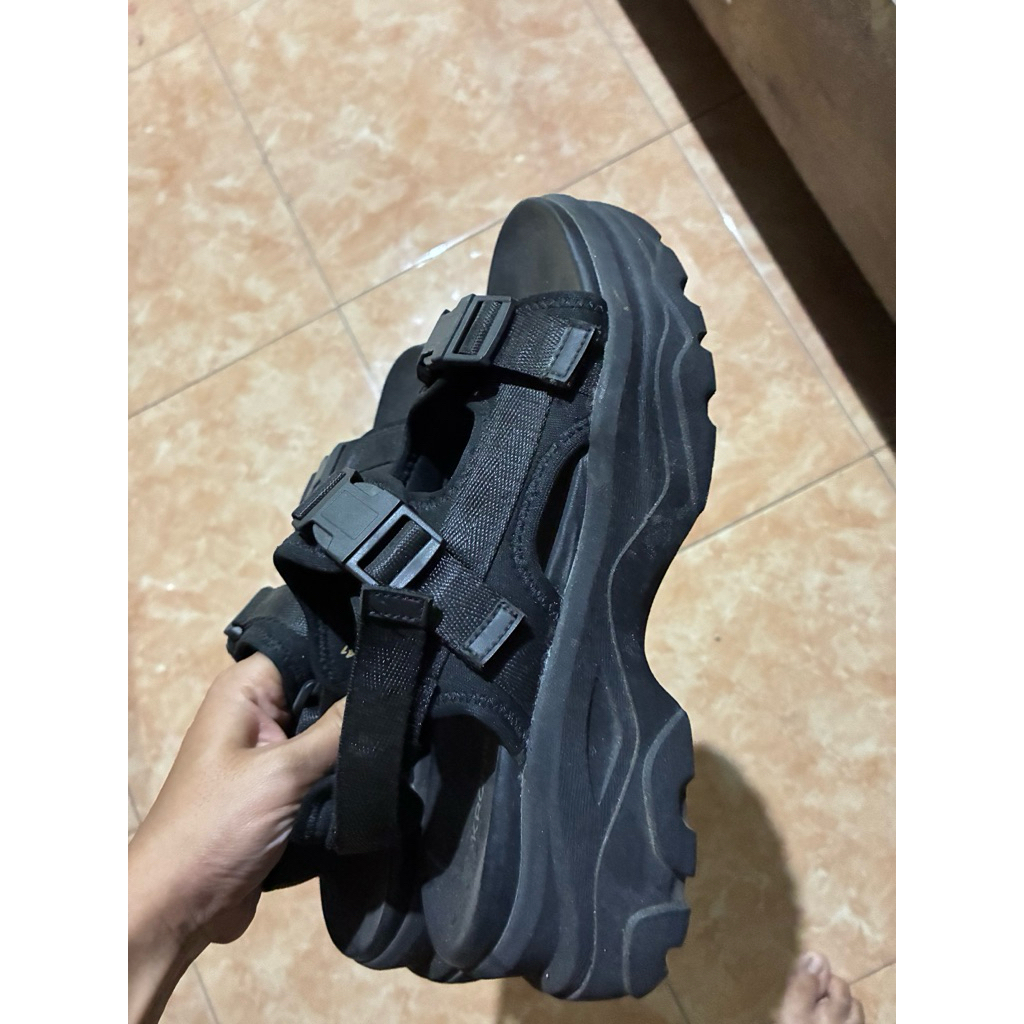 Preloved Sandal Kronikel Hitam Uk 40
