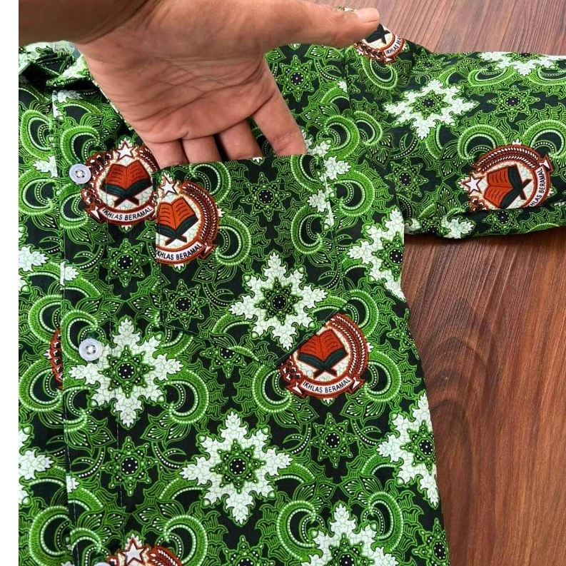 Kemeja Batik Anak Motif Green dengan Patch Akhlaq Beriman Lengan Pendek