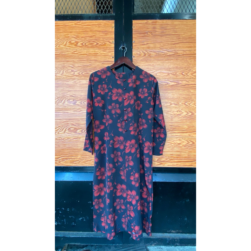 Tunik wanita motif bunga merah lengan panjang model longgar casual