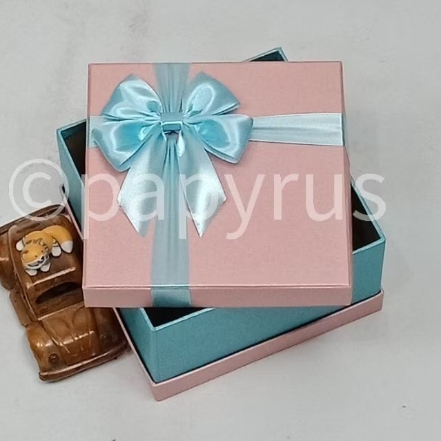

PAPYRUS Sandwich 17,5x17,5 Tinggi 8cm Kotak Kado Gift Box Hardbox Hampers Hadiah V1