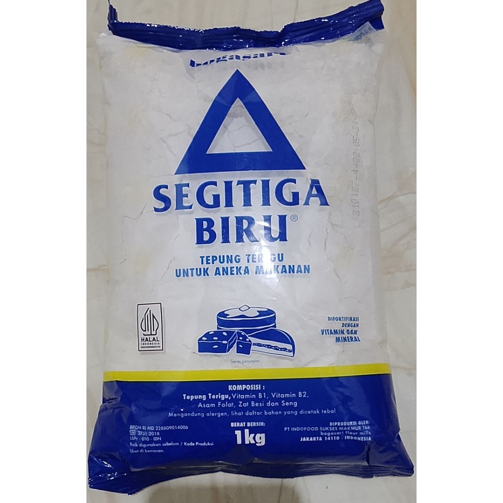 

1kg tepung terigu segitiga biru bogasari