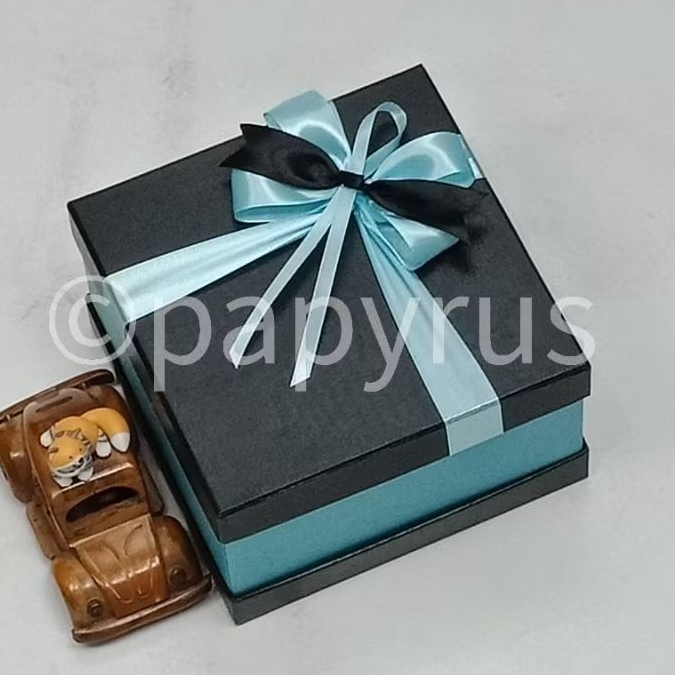 

PAPYRUS Sandwich 17,5x17,5 Tinggi 10cm Kotak Kado Gift Box Hardbox Hampers Hadiah V2