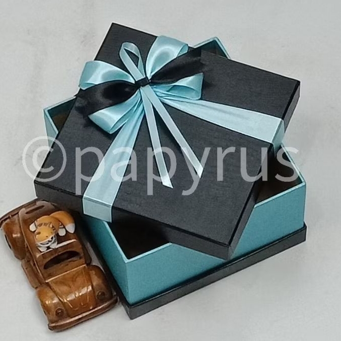 

PAPYRUS Sandwich 17,5x17,5 Tinggi 8cm Kotak Kado Gift Box Hardbox Hampers Hadiah V2