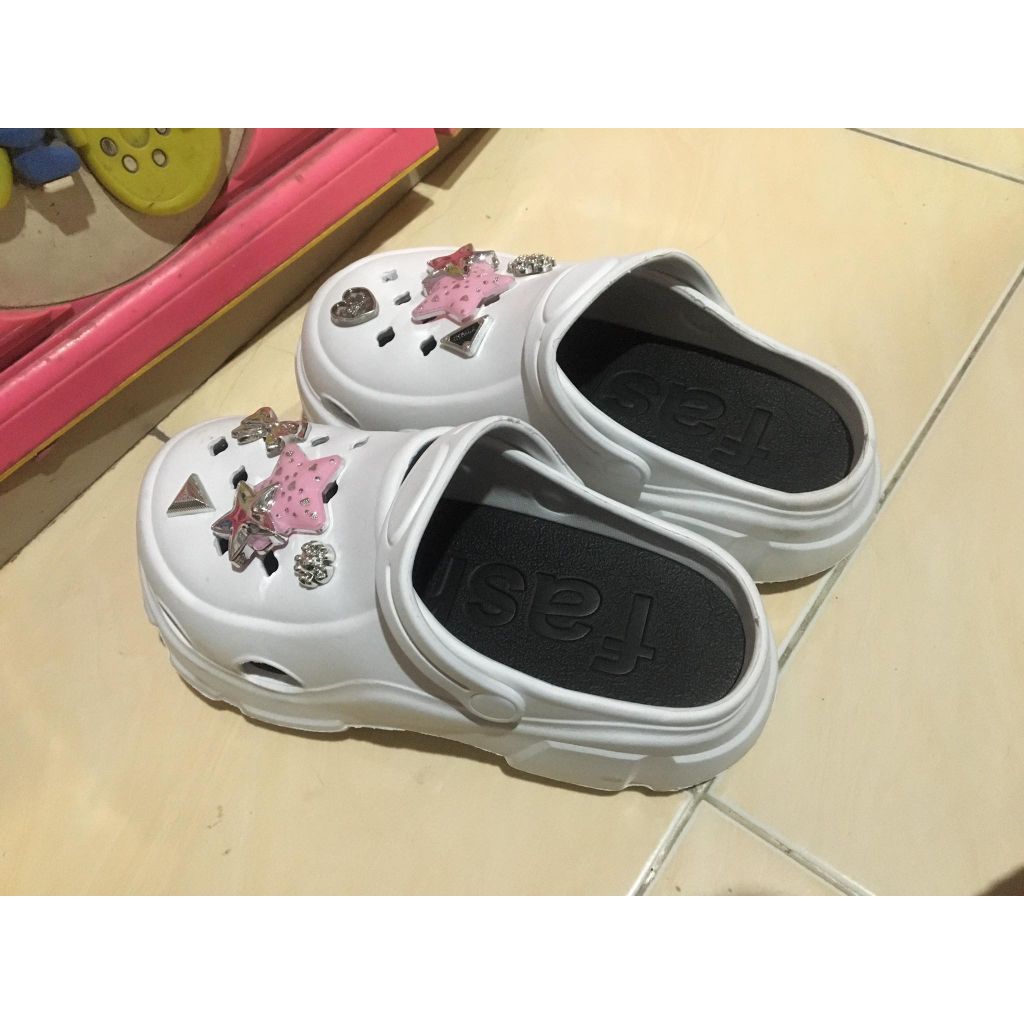 PRELOVED SANDAL CROCS WANITA