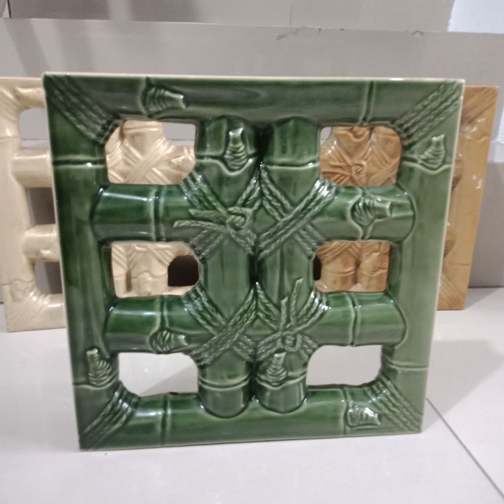 Roster Keramik Trisensa 30x30cm/Lubang Angin