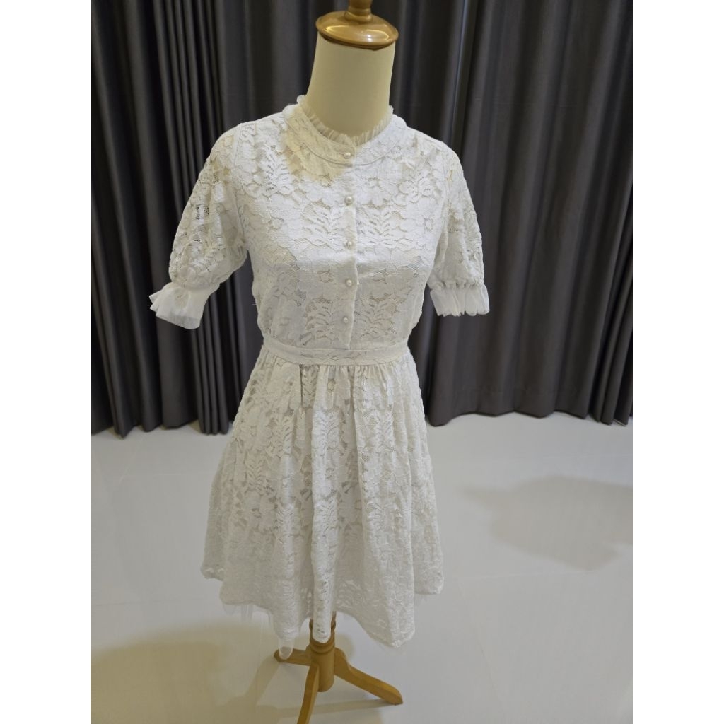 dress brukat putih tulang