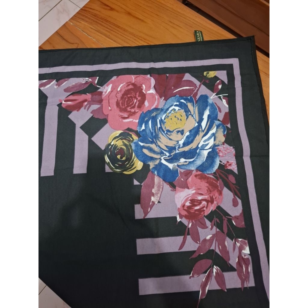 Hijab Segiempat motif bunga merk Azara warna hitam