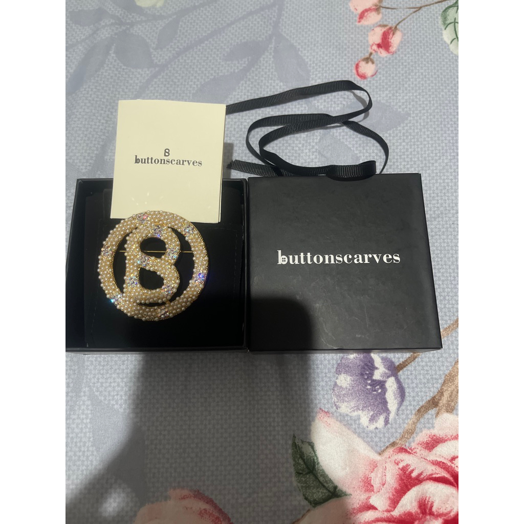 preloved Luxe big round pearl brooch white buttonscarves