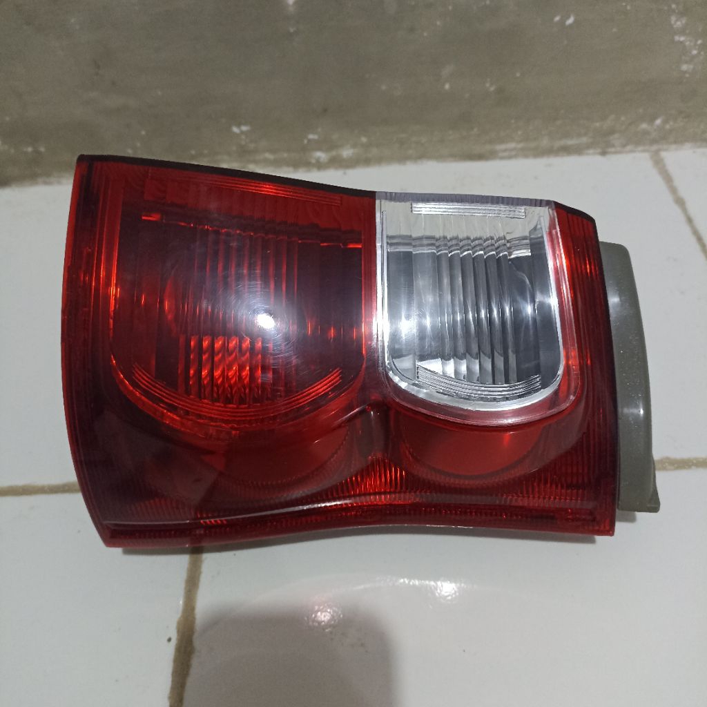 Stoplamp Lampu Rem Belakang Daihatsu Luxio Type M Kanan