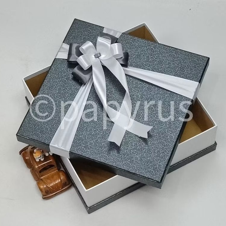 

PAPYRUS Sandwich 30x30 Tinggi 8cm Kotak Kado Gift Box Hardbox Hampers V1