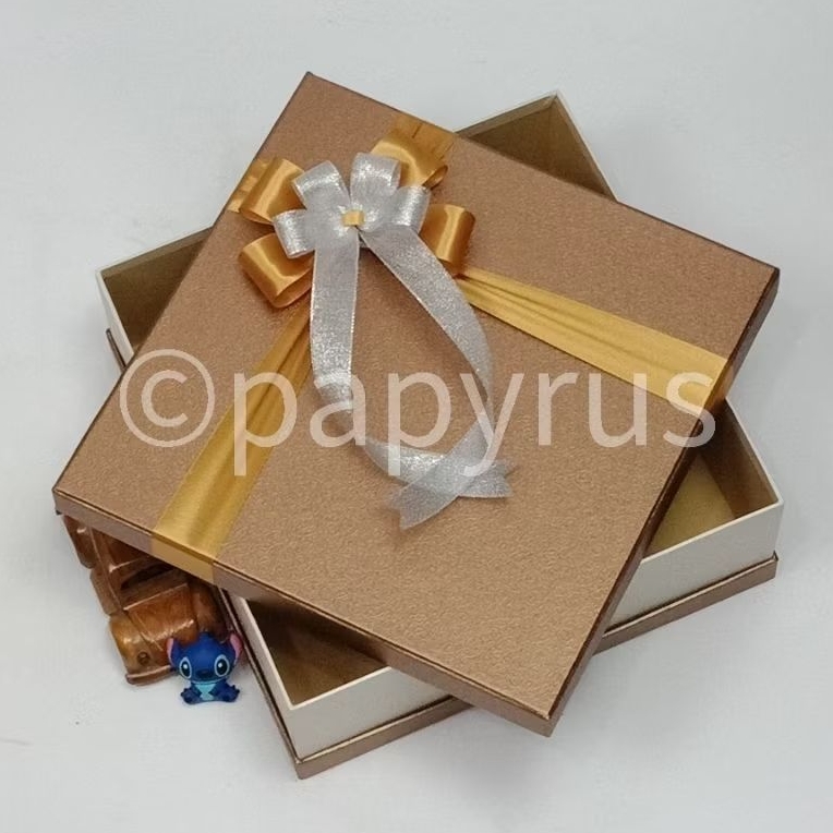 

PAPYRUS Sandwich 30x30 Tinggi 8cm Kotak Kado Gift Box Hardbox Hampers Hadiah V1