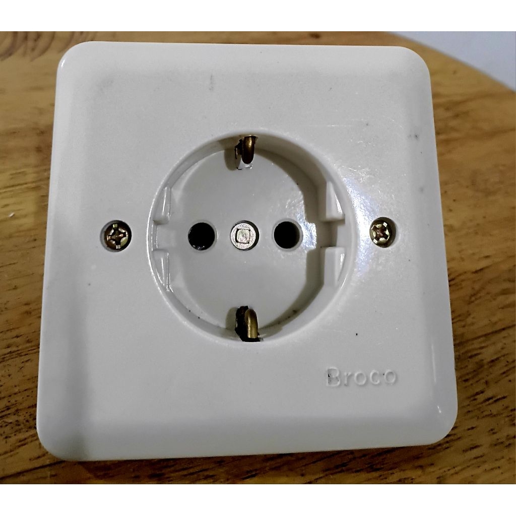 Stop Kontak dinding Broco
